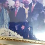 On reconnait Thomas ici aux côtés du défunt président Omar Bongo Ondimba