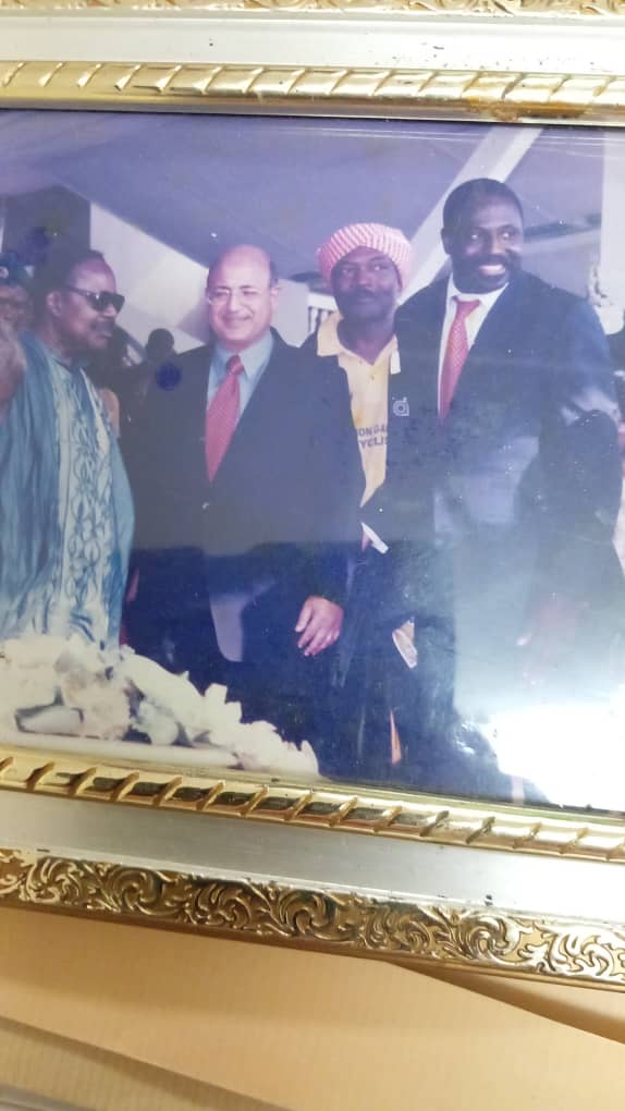 On reconnait Thomas ici aux côtés du défunt président Omar Bongo Ondimba